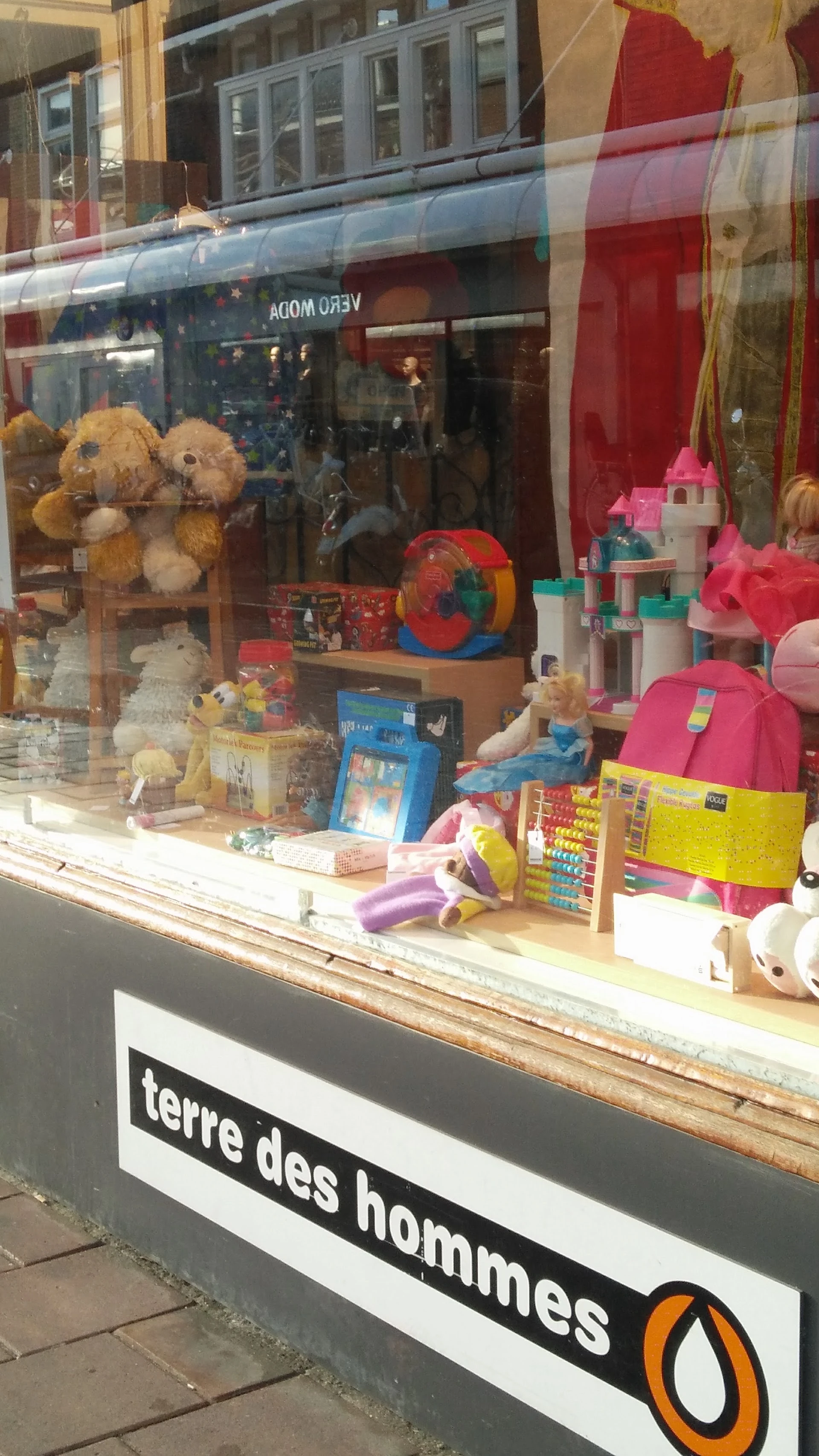 Kringloopwinkel Terre des Hommes winkel Haarlem in Haarlem met tweedehands kleding, rolstoeltoegankelijke ingangen en sier...