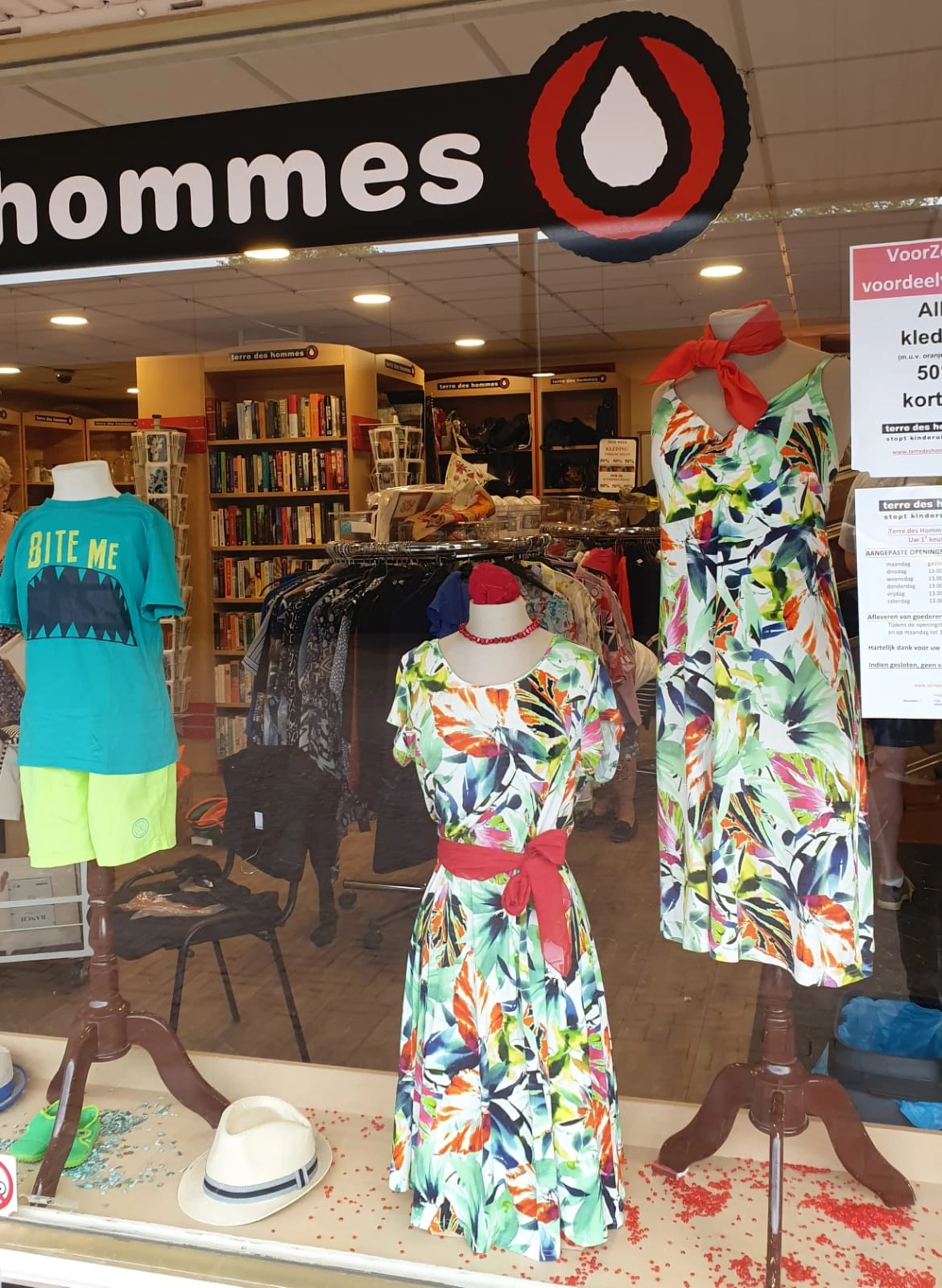 Kringloopwinkel Terre des Hommes Winkel Hengelo in Hengelo met tweedehands bedden, boeken en dameskleding