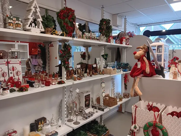 Schappen vol met kerstdecoraties en feestversiering in rode en witte kleuren