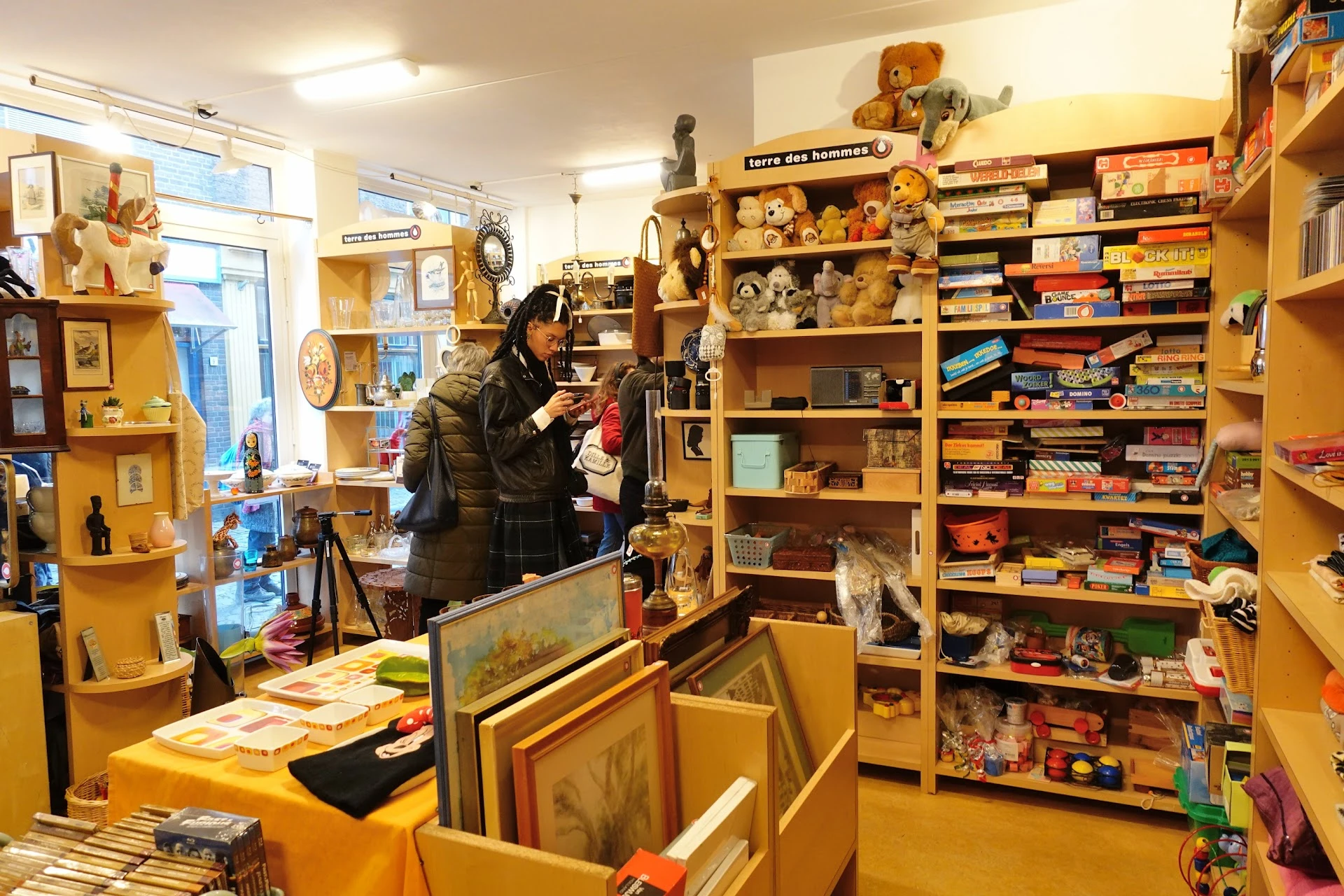 Kringloopwinkel Terre des Hommes winkel Leiden in Leiden met tweedehands boeken, huis- en inrichting en kleding