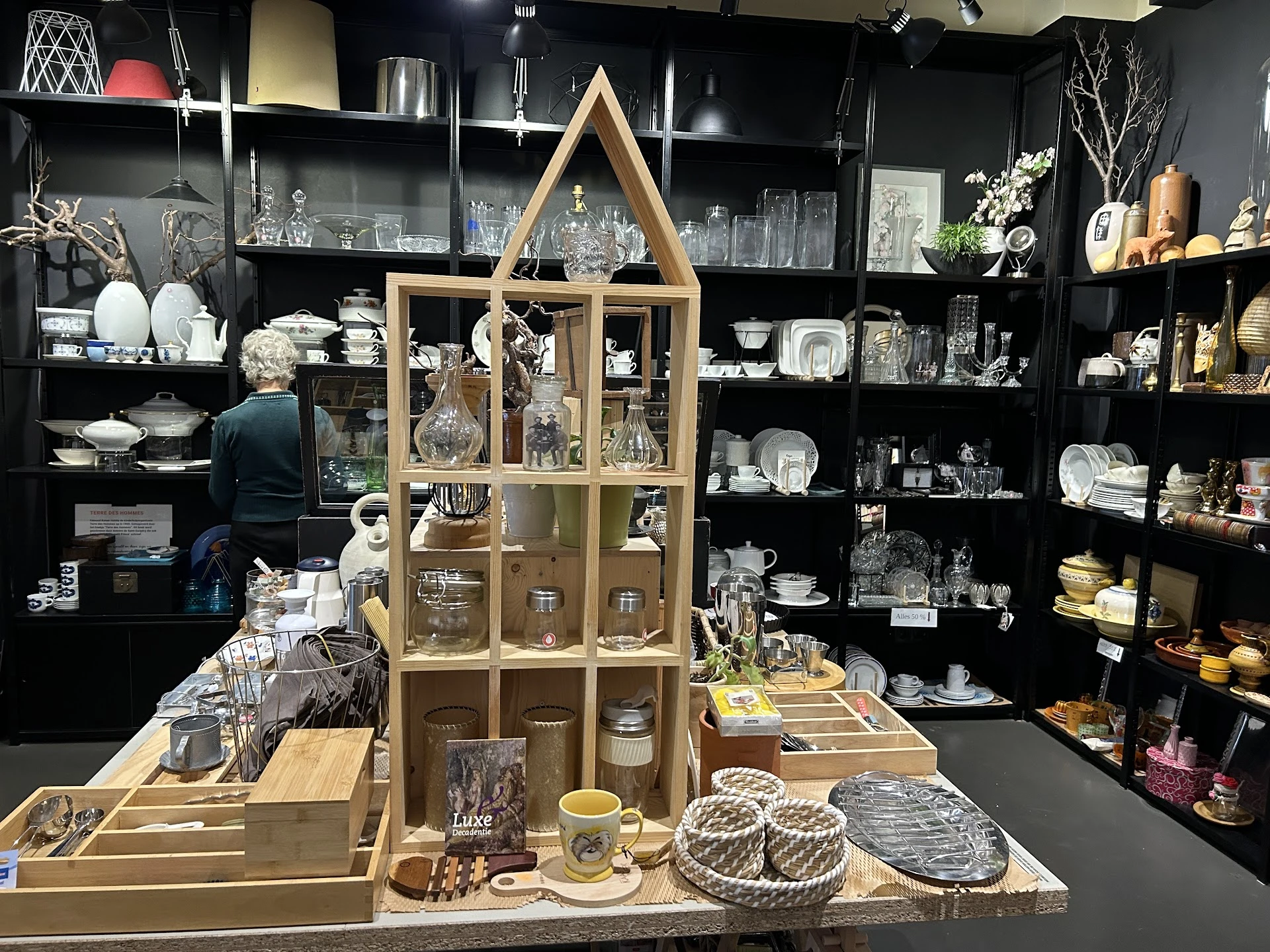 Kringloopwinkel Terre des Hommes winkel Nijmegen in Nijmegen met tweedehands boeken, keukengerei en kleding