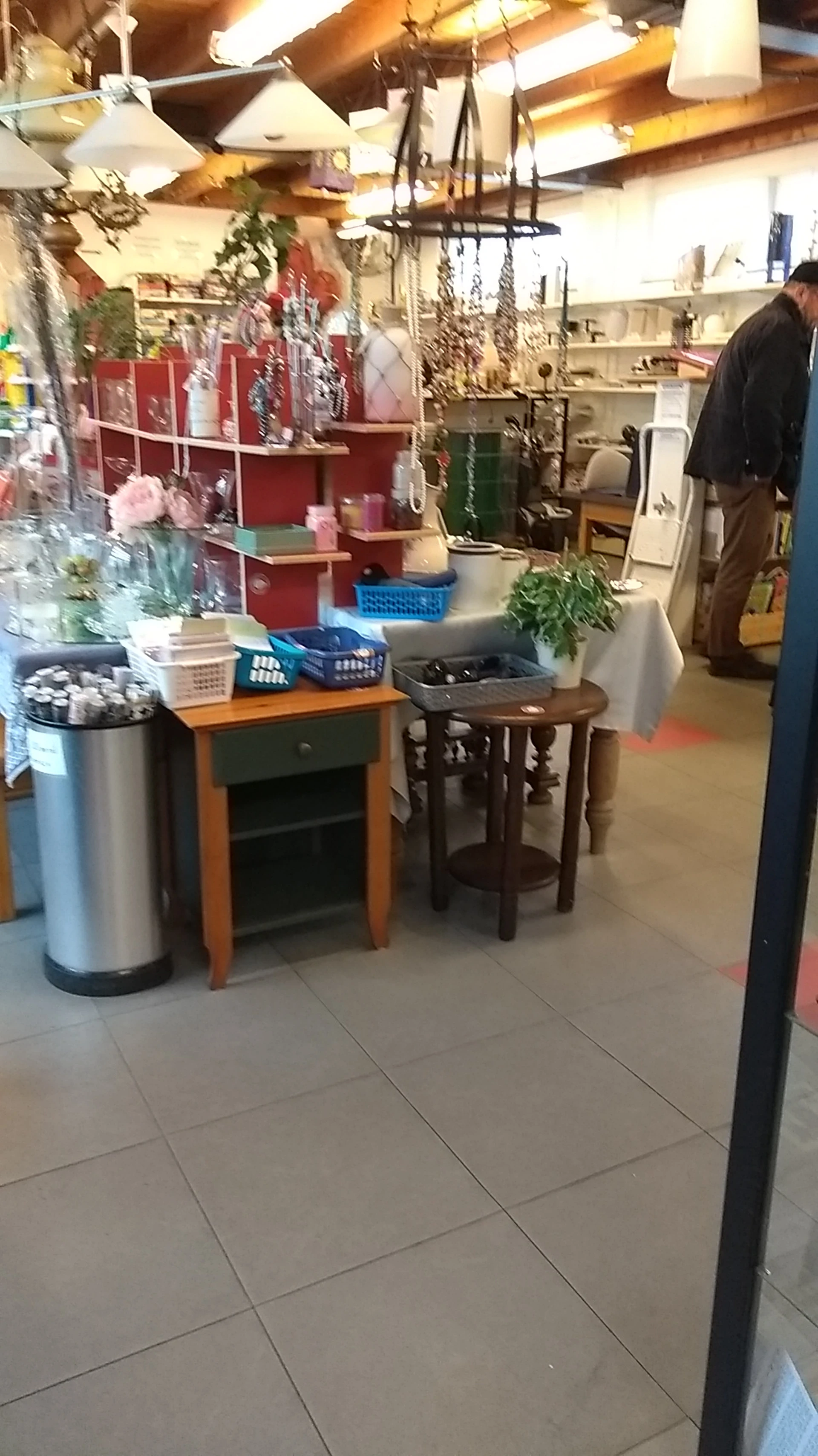 Kringloopwinkel Terre des Hommes winkel Pijnacker in Pijnacker met tweedehands boeken, huis- en inrichting en keukengerei