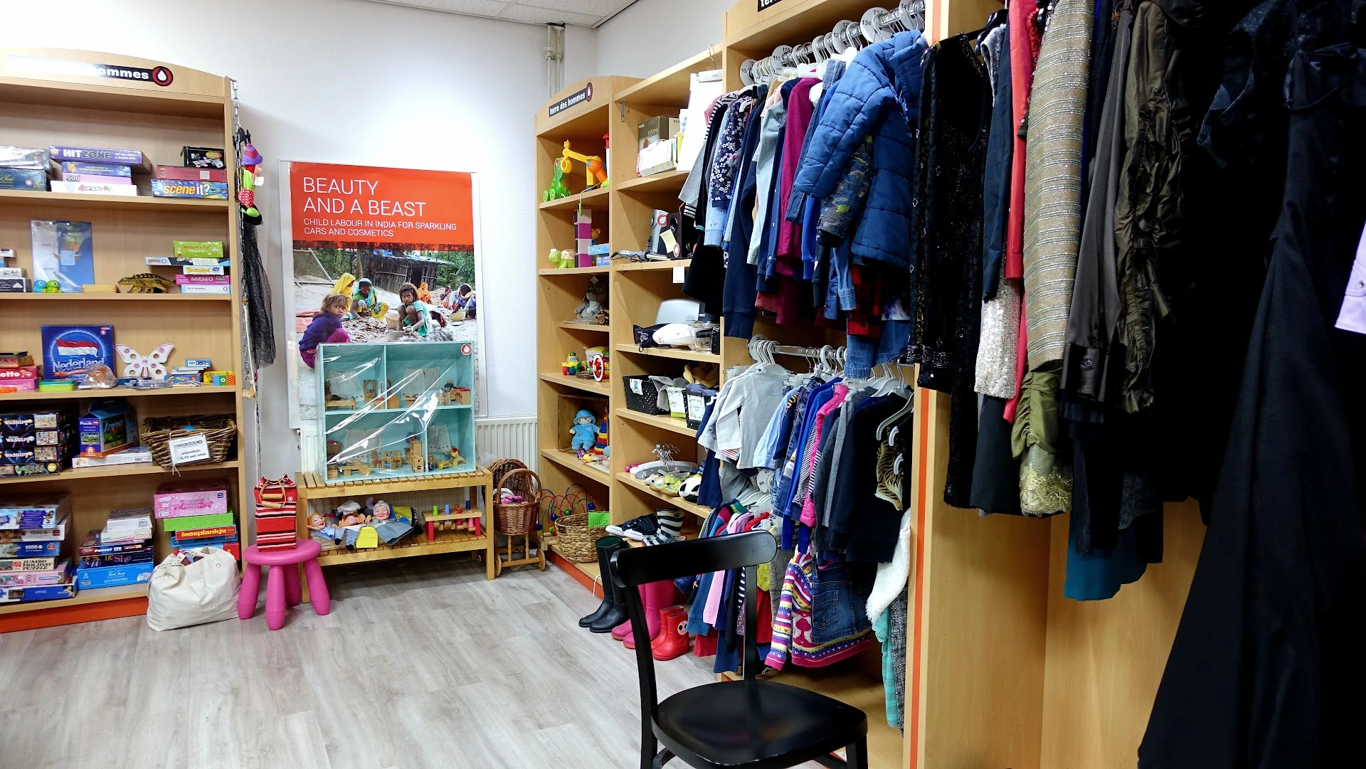 Kringloopwinkel Terre des Hommes winkel Utrecht in Utrecht met tweedehands boeken, kleding en rolstoeltoegankelijke ingangen