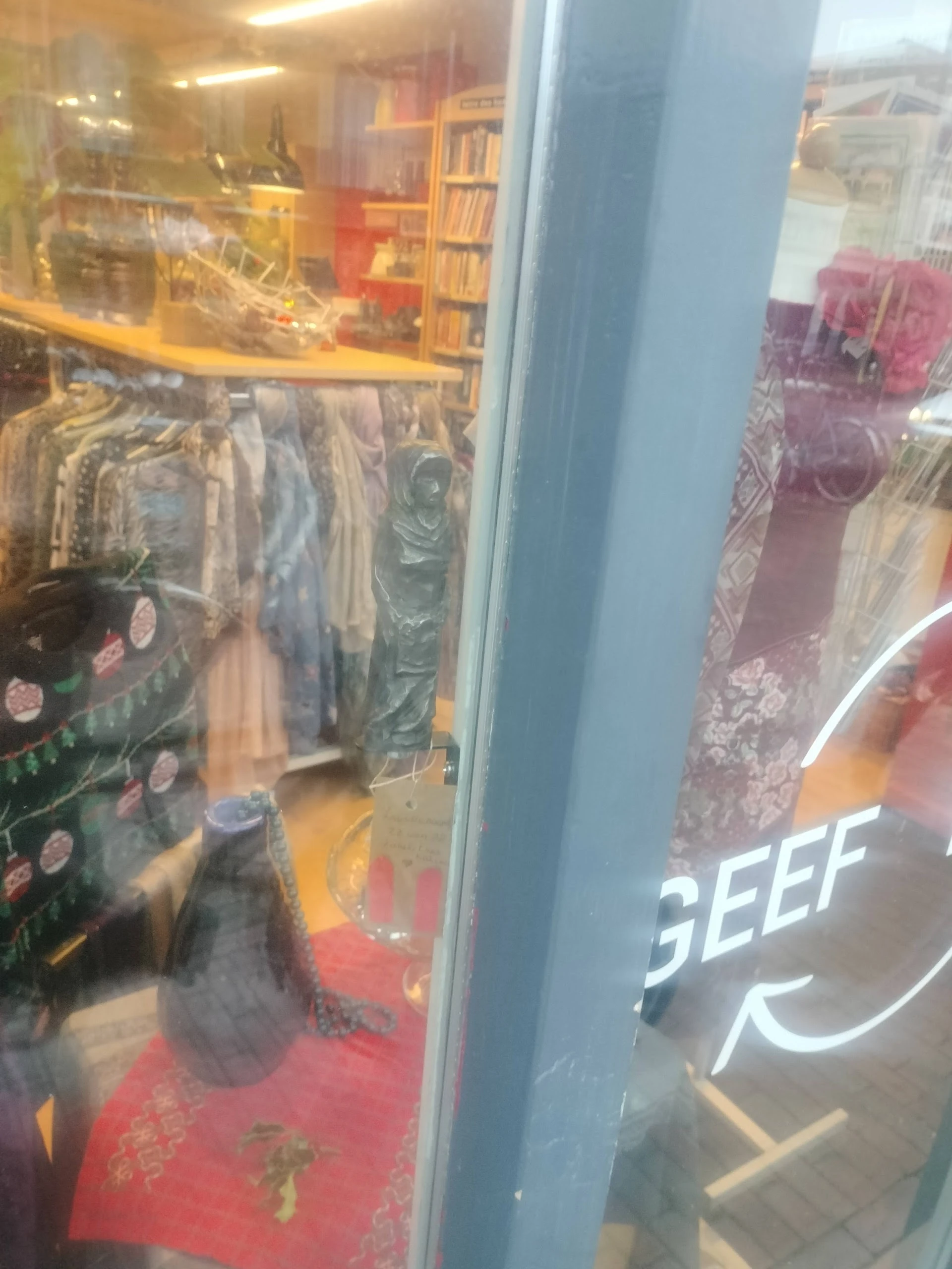 Kringloopwinkel Terre des Hommes winkel Zwolle in Zwolle met tweedehands accessoires, boeken en dameskleding