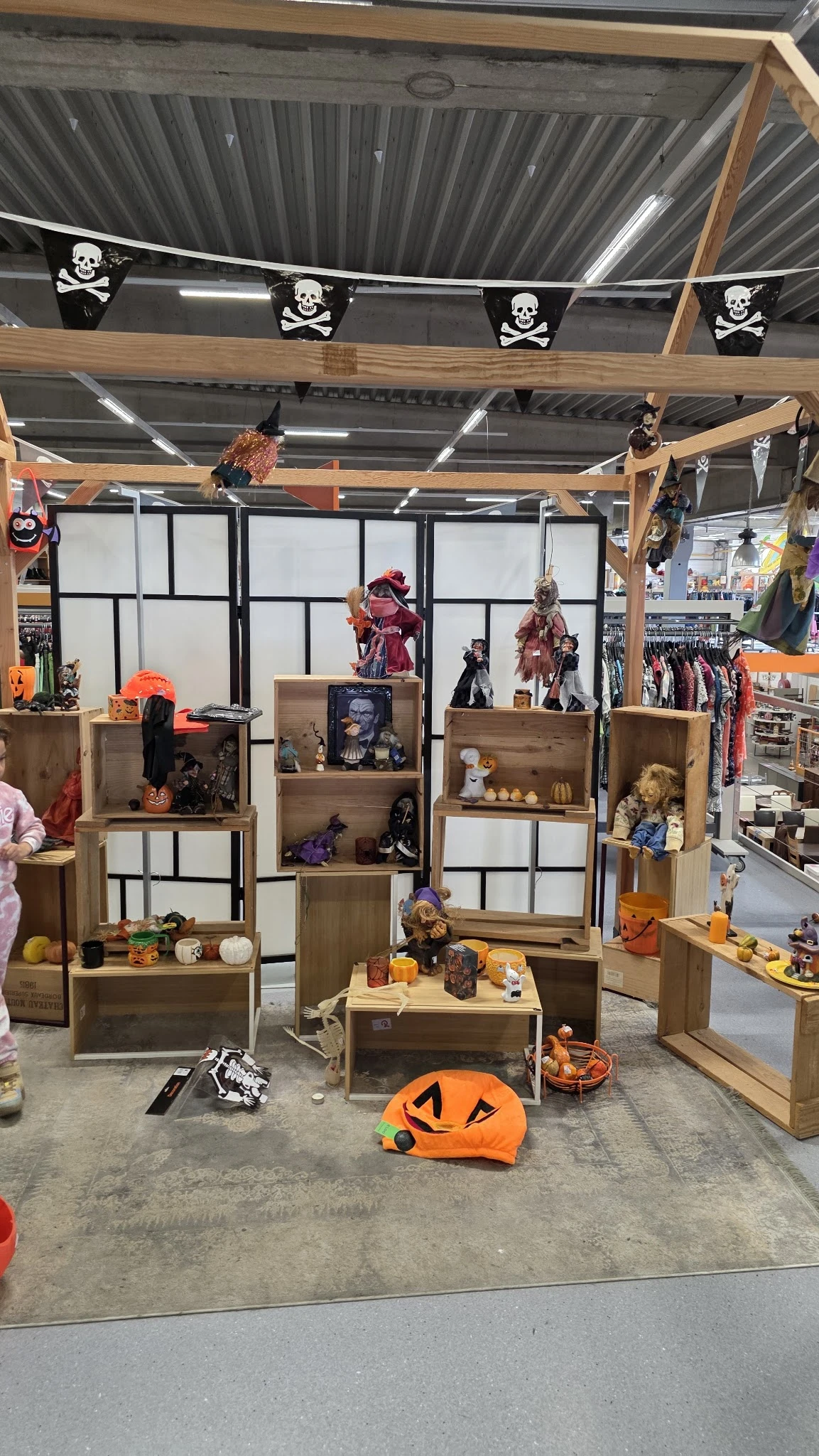 Houten stellingkasten met Halloween- en horror-thema decoraties, poppen en beelden uitgestald in de winkel