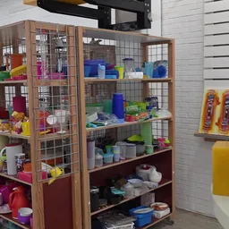 Houten vitrinekast met verscheidene plastic bakken, containers en huishoudartikelen in verschillende kleuren