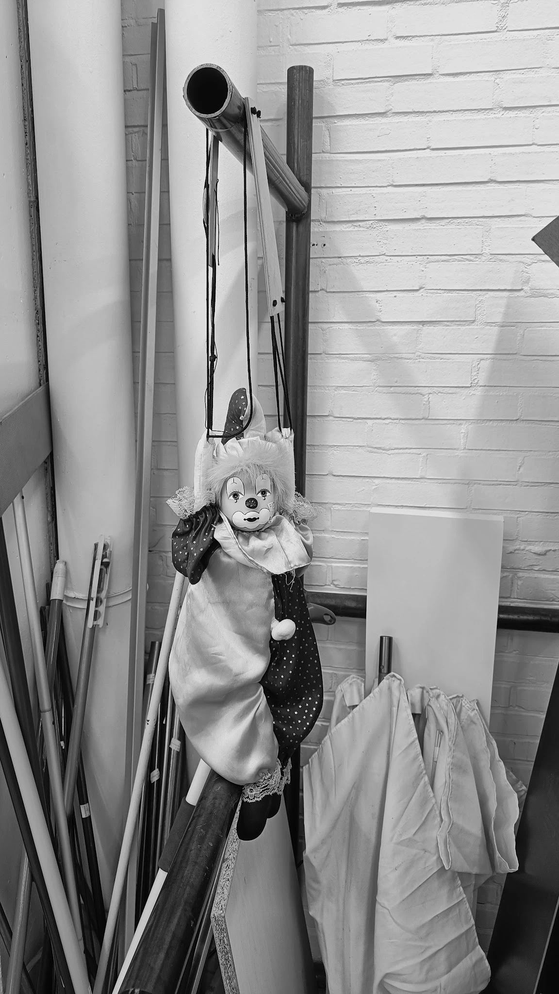 Tweedehands pop of knuffel in vintage outfit met vogel op de schouder