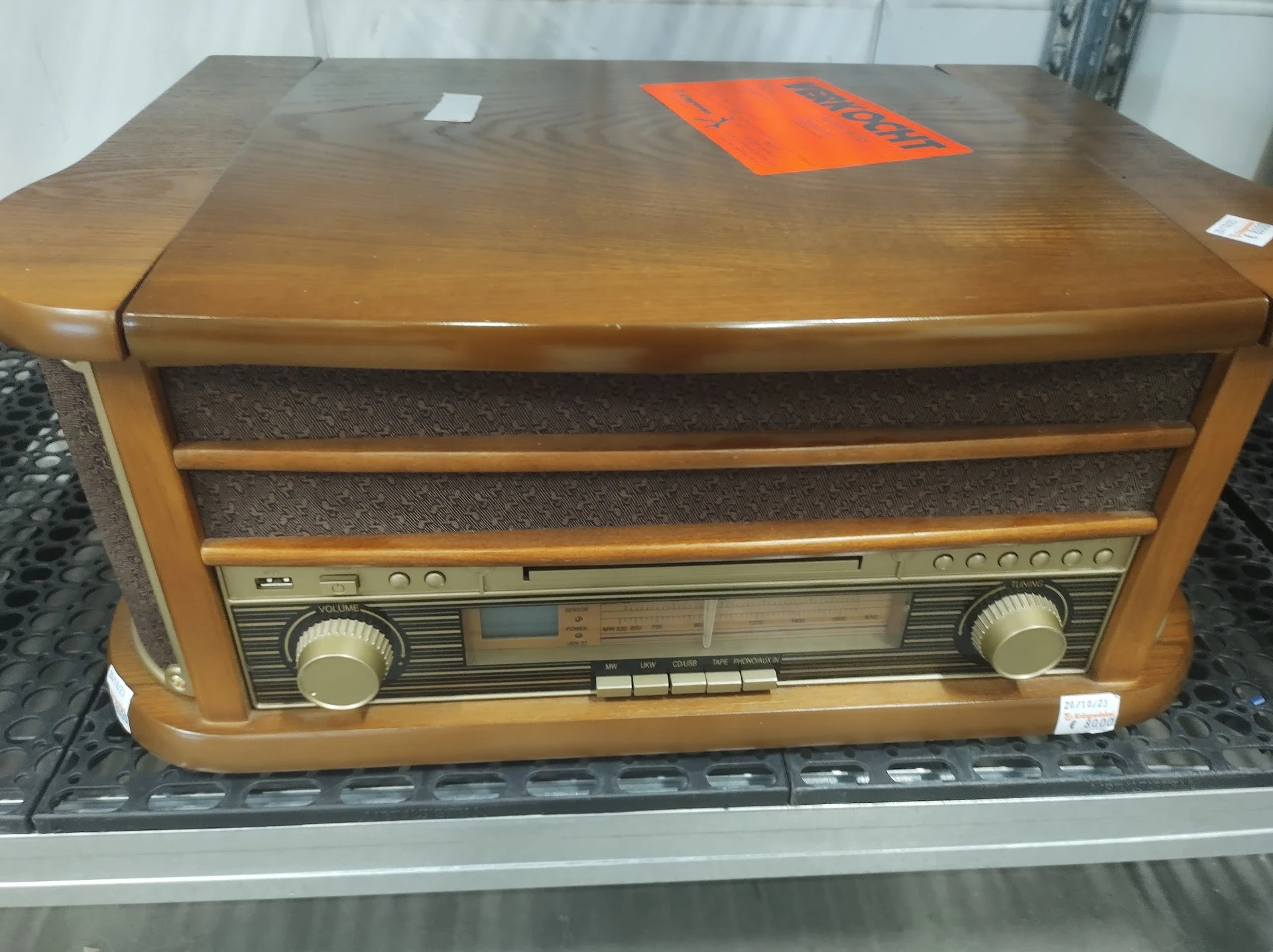Vintage houten radio-platenspeler met draaitafel, AM/FM-radio en luidspreker