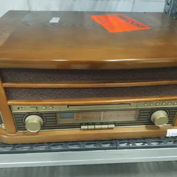 Vintage houten radio-platenspeler met draaitafel, AM/FM-radio en luidspreker