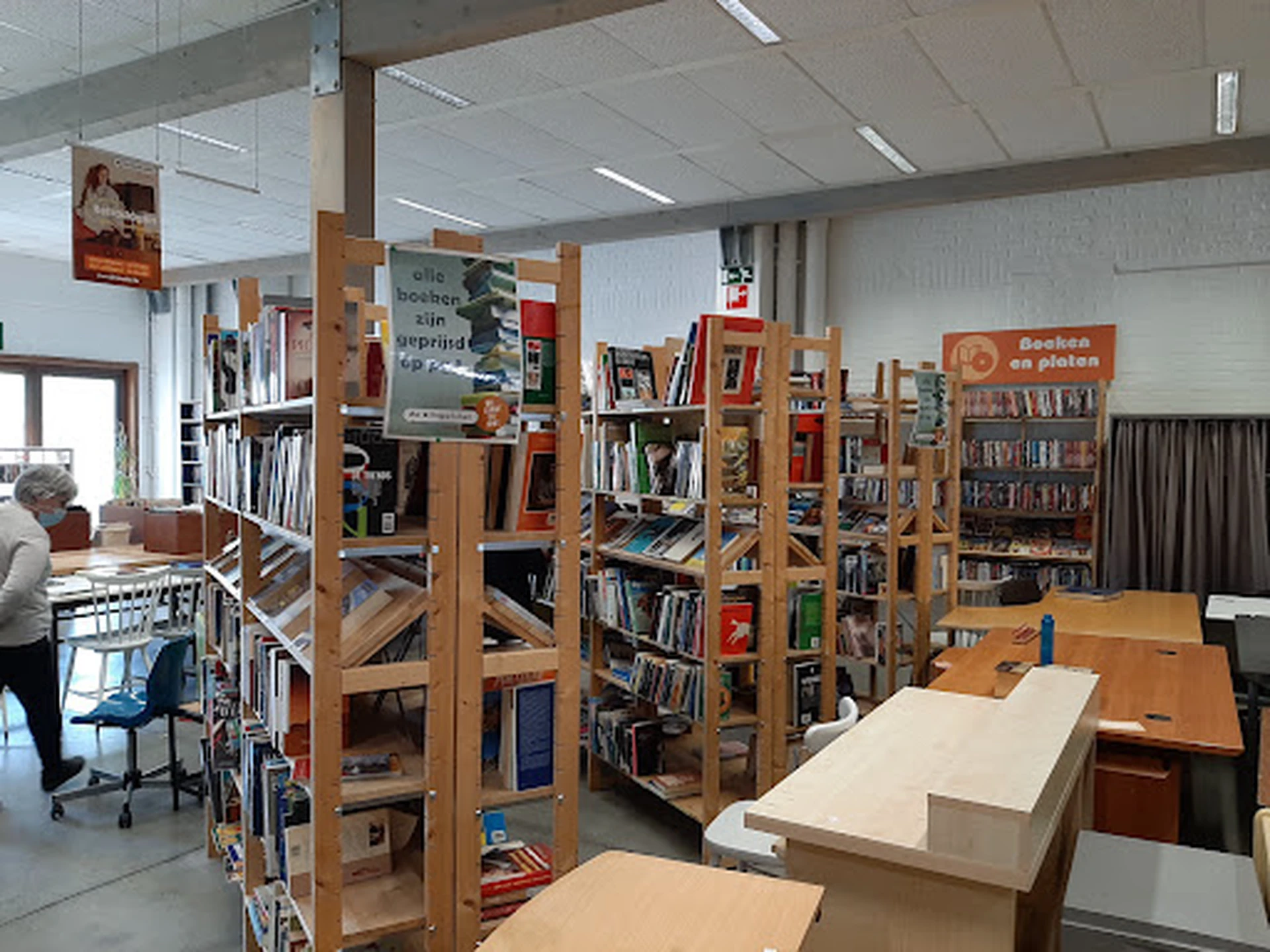 Boekenrekken en boekenkasten met tweedehands boeken in een kringloopwinkel
