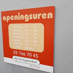 Openingsuren bord met openingstijden en telefoonnummer van kringloopwinkel