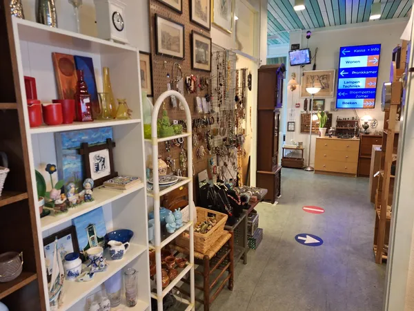 Kringloopwinkel The Golden Oldies Shop in Leeuwarden met tweedehands boeken, elektronica en kleding