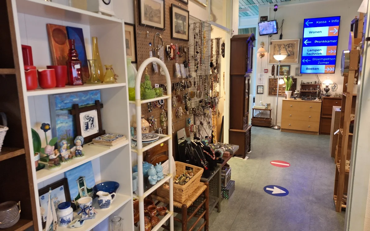 Kringloopwinkel The Golden Oldies Shop in Leeuwarden met tweedehands boeken, elektronica en kleding