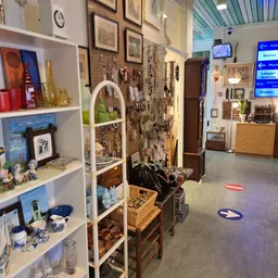 Kringloopwinkel The Golden Oldies Shop in Leeuwarden met tweedehands boeken, elektronica en kleding