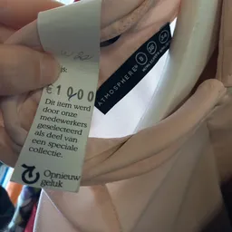 Prijskaartje van €1900 voor een item uit een speciale collectie, geselecteerd door medewerkers