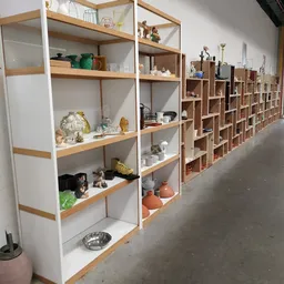 Houten stellingen met diverse huishoudelijke artikelen, servies, decoratie en gebruiksvoorwerpen uitgestald