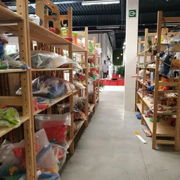 Winkelinterieur met houten stellingen vol opgeslagen goederen in plastic bakken en dozen