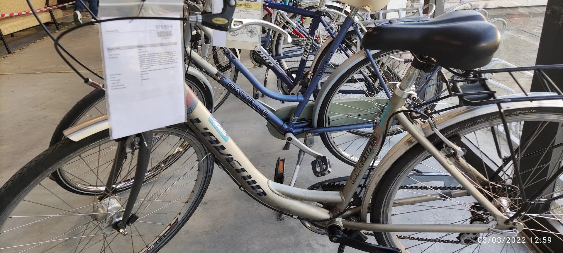 Rij met tweedehands fietsen uitgestald in de winkel