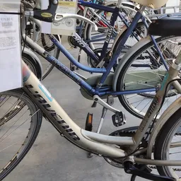 Rij met tweedehands fietsen uitgestald in de winkel