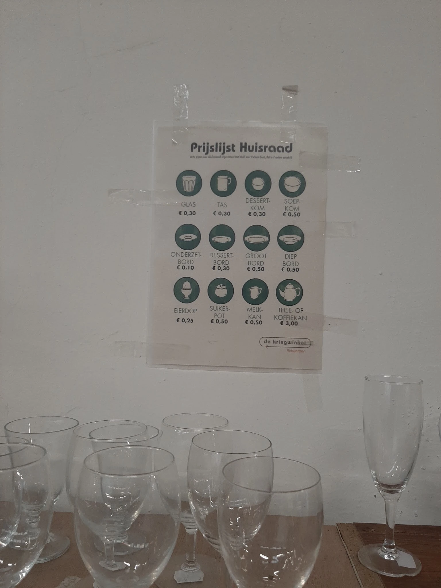 Prijslijst Huisraad met pictogrammen van serviesgoed en drinkglazen met prijzen in euro's