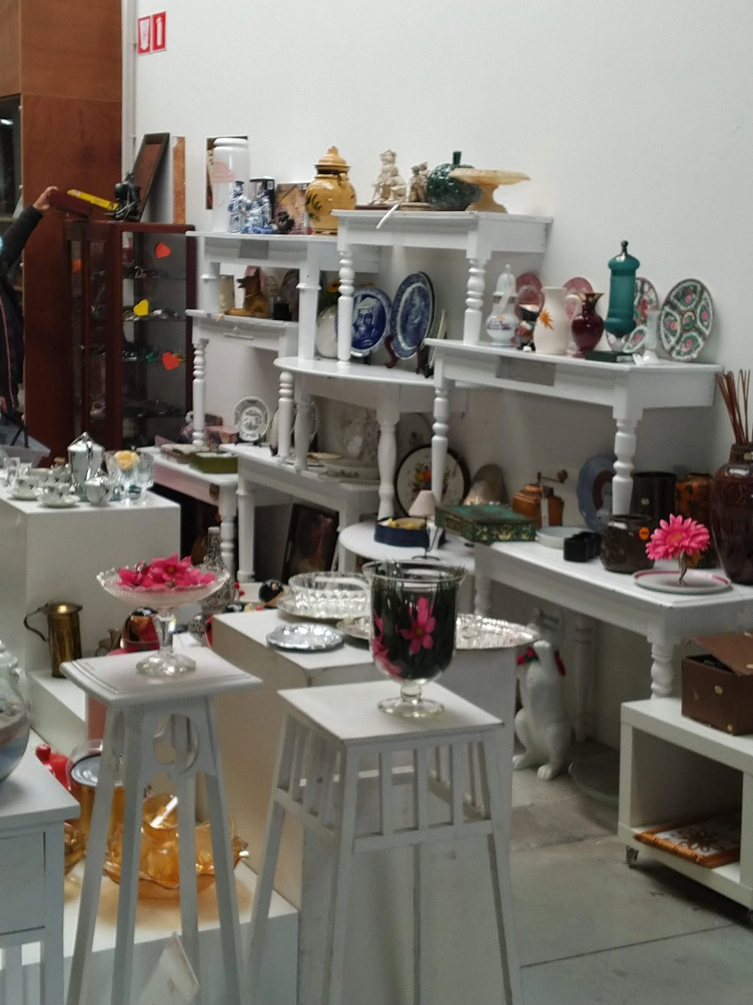 Displaytafel met huishoudelijke artikelen, servies, decoratie en accessoires in een kringloopwinkel