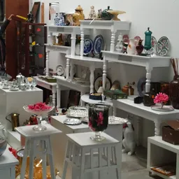 Displaytafel met huishoudelijke artikelen, servies, decoratie en accessoires in een kringloopwinkel
