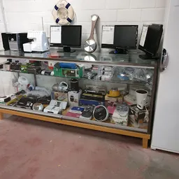 Glazen vitrinekast vol met elektronische onderdelen, gereedschap en diverse spullen op de winkelvloer