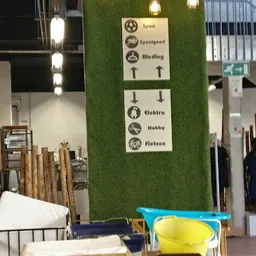 Wit bord met pijlen en pictogrammen voor richtingaanwijzing naar winkelafdeling