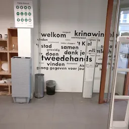Winkelinterieur met wanddecoratie met Nederlandse woorden, afvalbakken en rekken