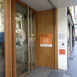 Deur met oranje informatiebordje en posters
