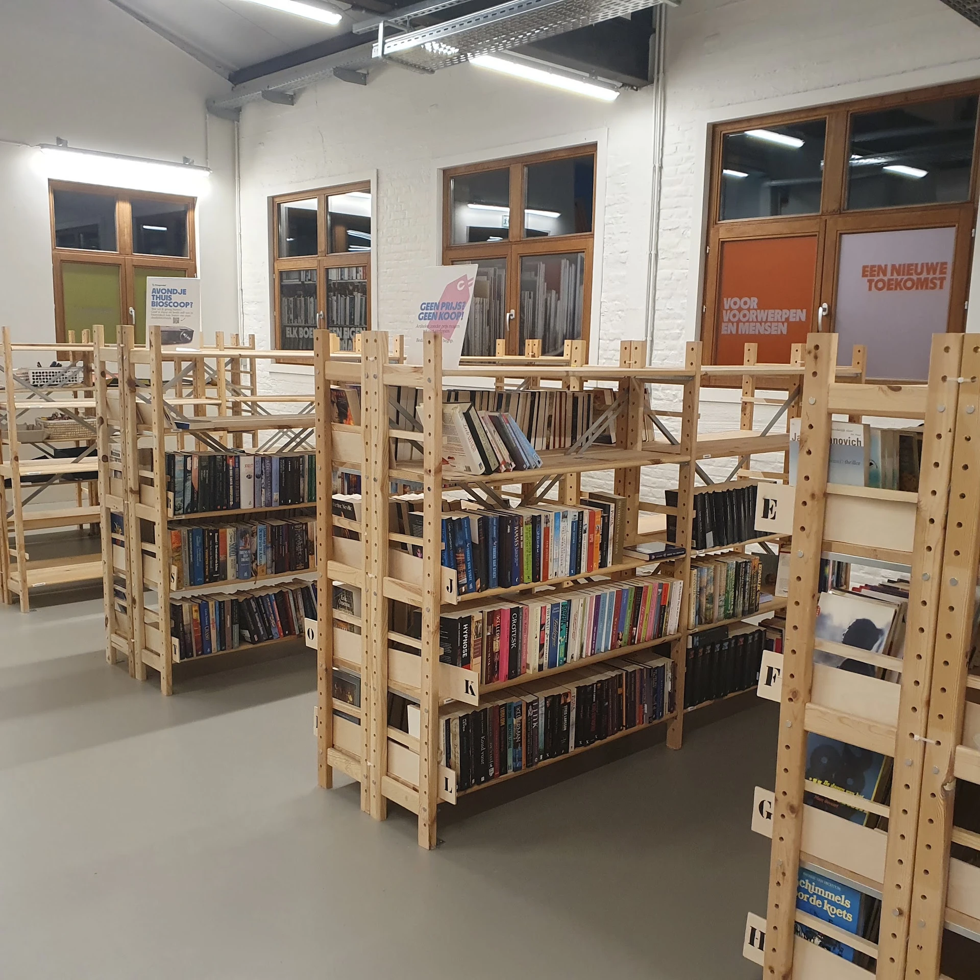 Houten stellingkasten met dvd's en blu-rays netjes uitgestald in de winkel