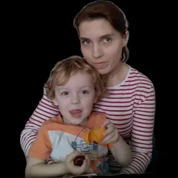 Vrouw en klein kind poseren samen voor de camera tegen zwarte achtergrond