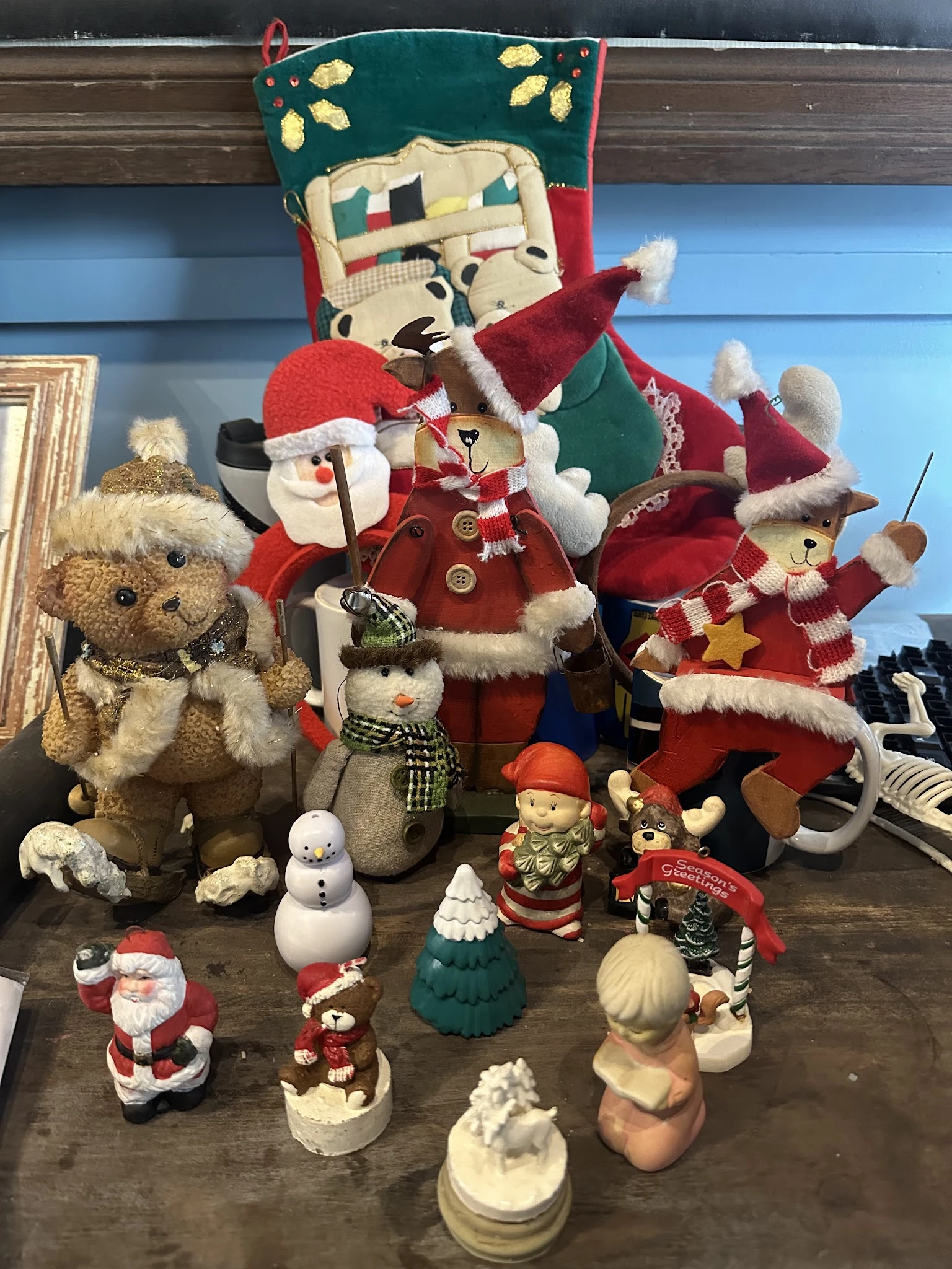 Collectie kerstspeelgoed en decoraties: knuffels, sneeuwpoppen en figuurjes in rood, wit en groen
