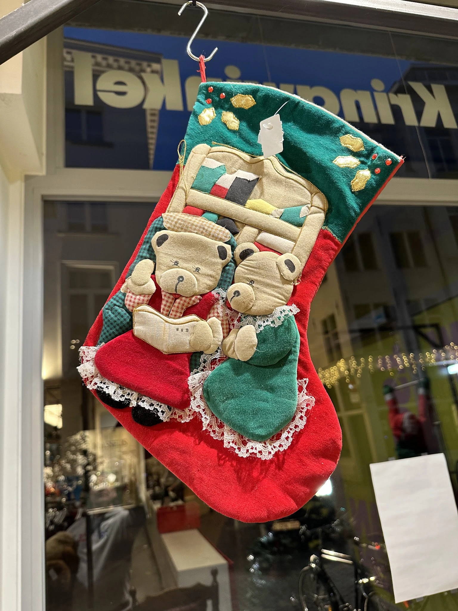 Rode kerstsok met twee beige teddyberen en groene en rode stoffen details