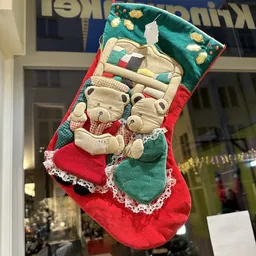 Rode kerstsok met twee beige teddyberen en groene en rode stoffen details