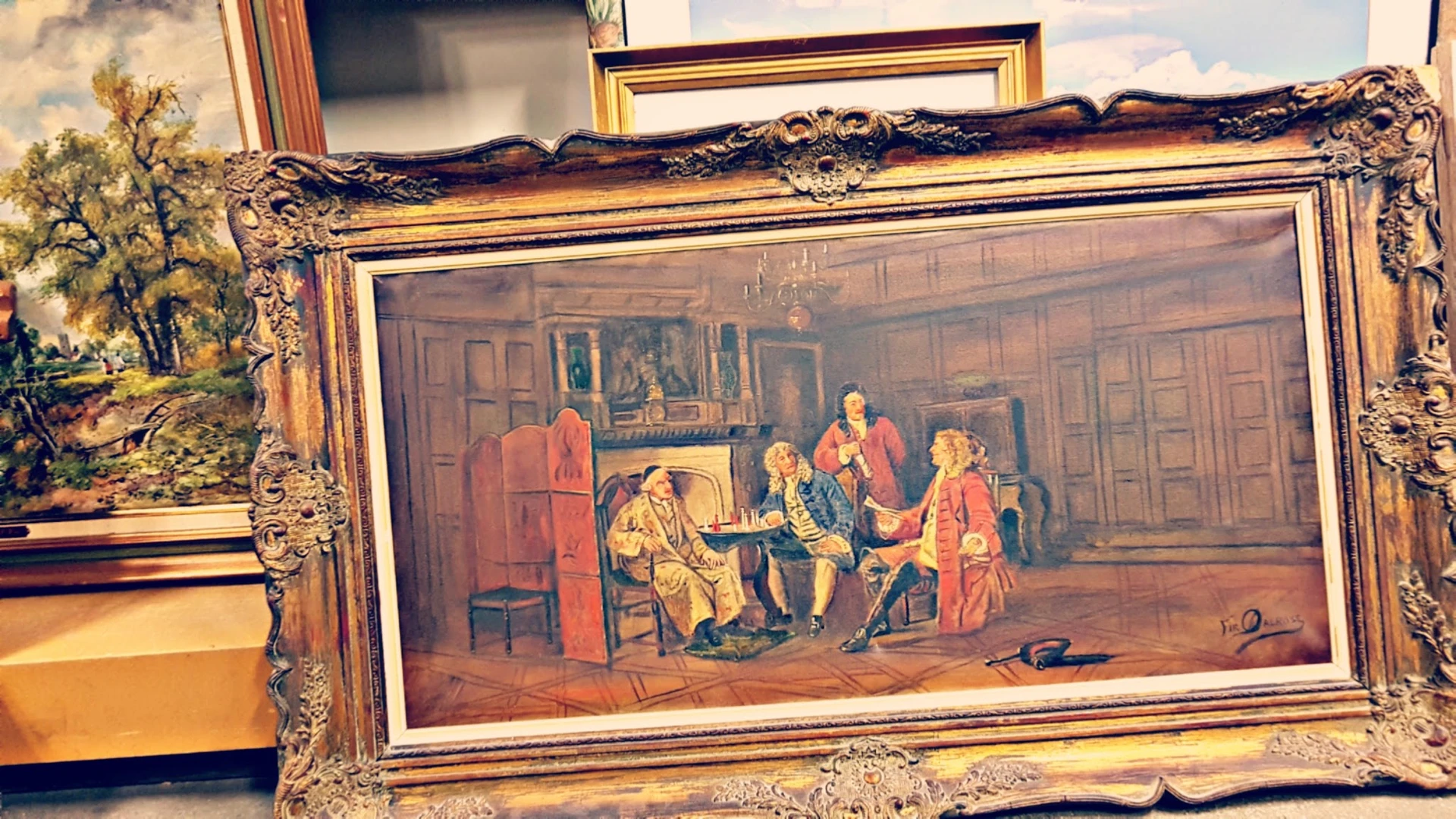 Schilderij in gouden lijst met afbeelding van mannen in 18e-eeuwse kledij in een interieurtafereel