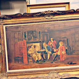 Schilderij in gouden lijst met afbeelding van mannen in 18e-eeuwse kledij in een interieurtafereel