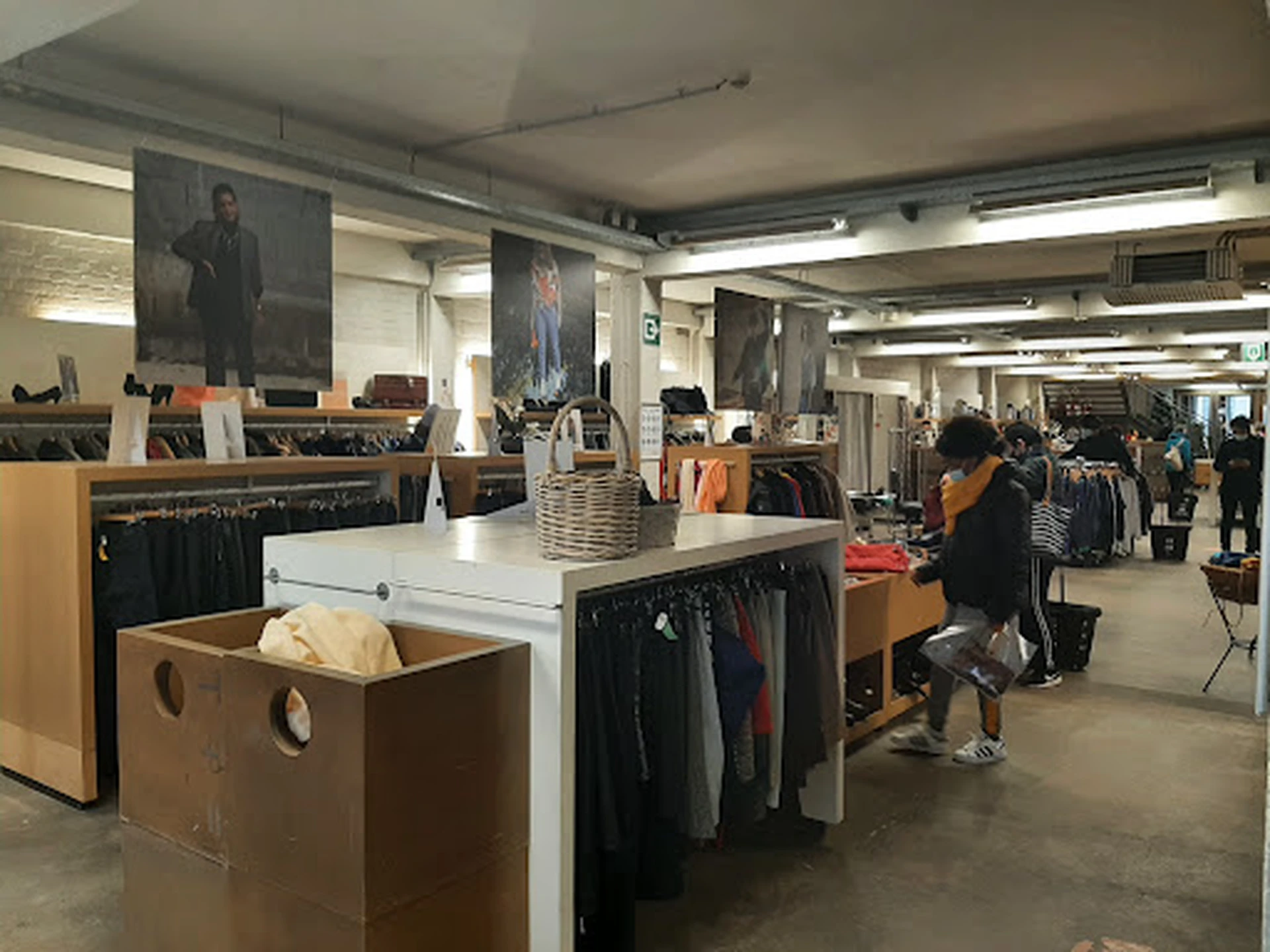 Winkelvloer met kledingrekken, toonbanken en stellingen in een kringloopwinkel