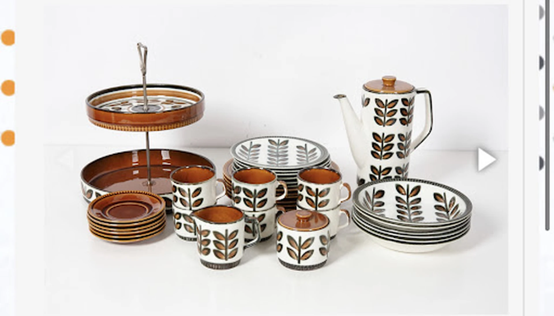 Vintage servies- en tafelservice met wit porselein en bruine bladmotieven, inclusief kopjes, schotels, kan en presenteerplaat