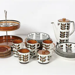 Vintage servies- en tafelservice met wit porselein en bruine bladmotieven, inclusief kopjes, schotels, kan en presenteerplaat