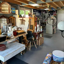 Winkelvloer met meubels, fietsen, huishoudartikelen en diverse tweedehandsartikelen