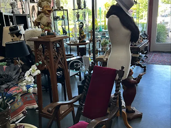 Winkelinterieur met antieke meubels, beelden, mannequin en diverse decoratieve objecten