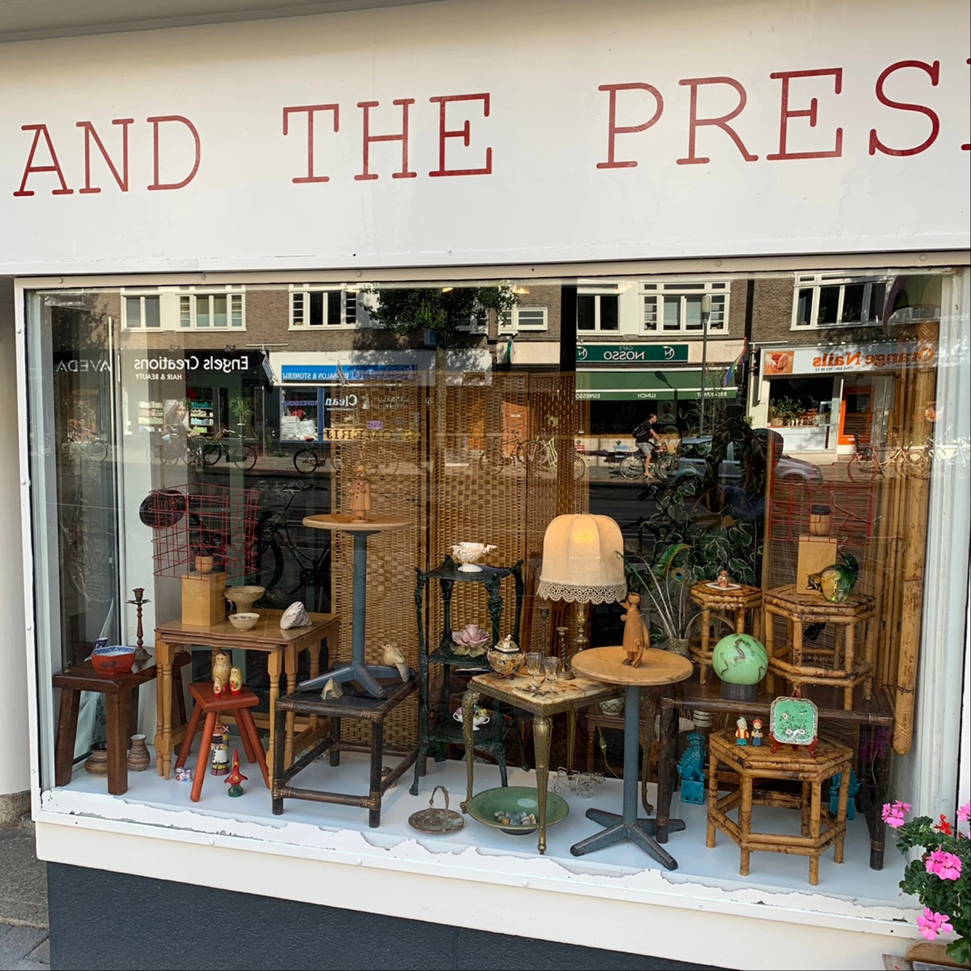 Kringloopwinkel The Past And The Present in Amsterdam met tweedehands vintage items en vintage woonaccessoires