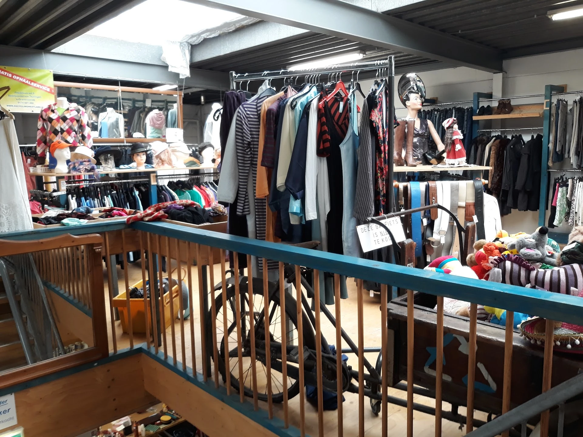 The Thrift Recycling in 's-Gravenzande met tweedehands meubels en kleding