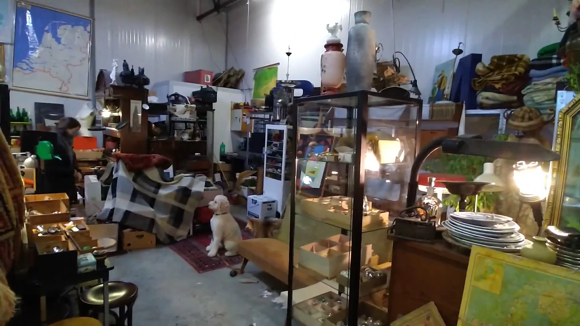 The Vintage Industry in Groningen met tweedehands meubels en kleding