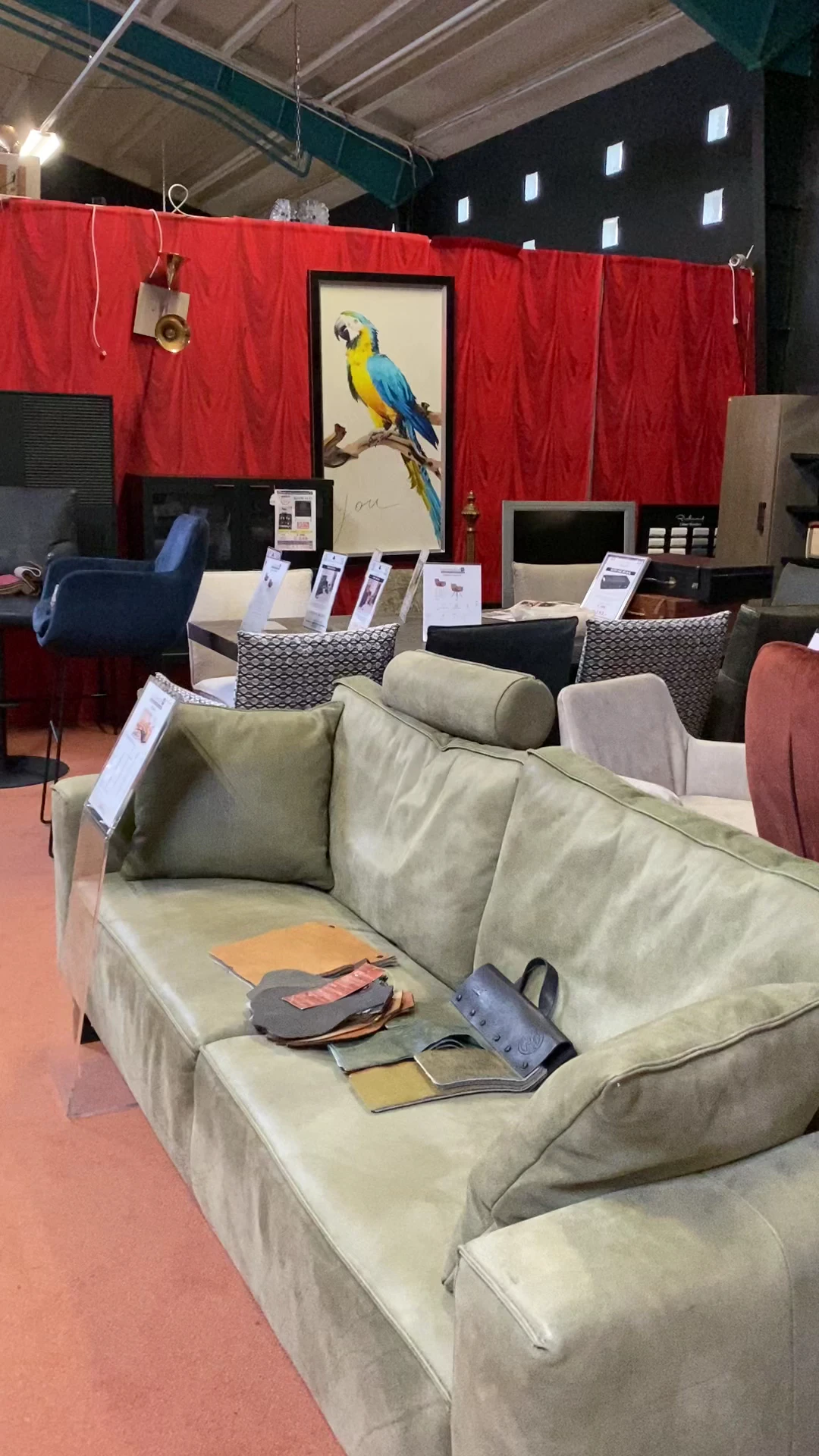 Uitgestalde banken en zitmeubels in verschillende kleuren in een kringloopwinkel