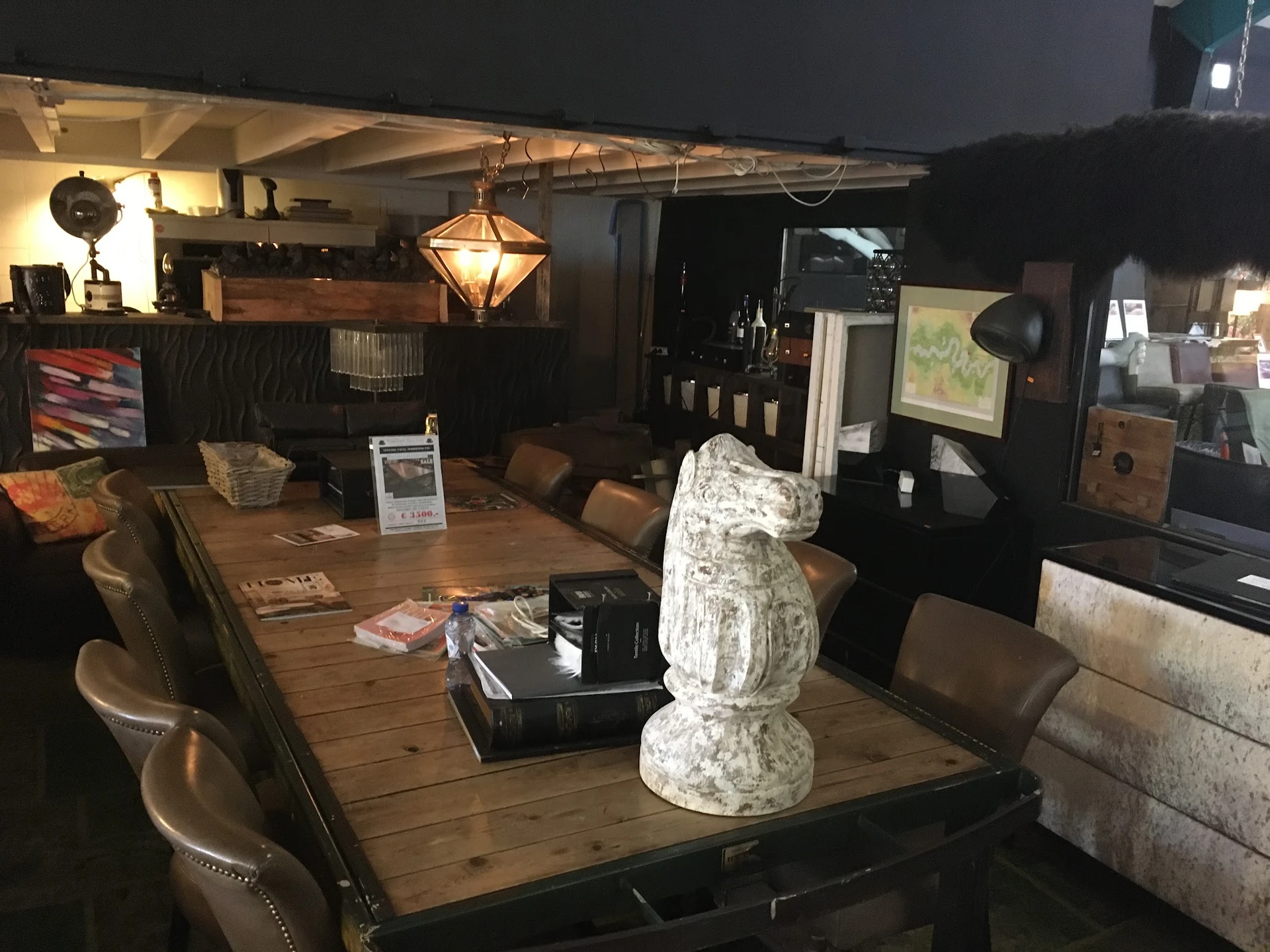 Vintage winkelinterieur met houten tafels, stoelen, decorstukken en verlichte lampen aan het plafond