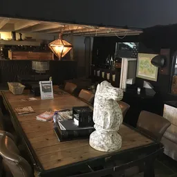 Vintage winkelinterieur met houten tafels, stoelen, decorstukken en verlichte lampen aan het plafond