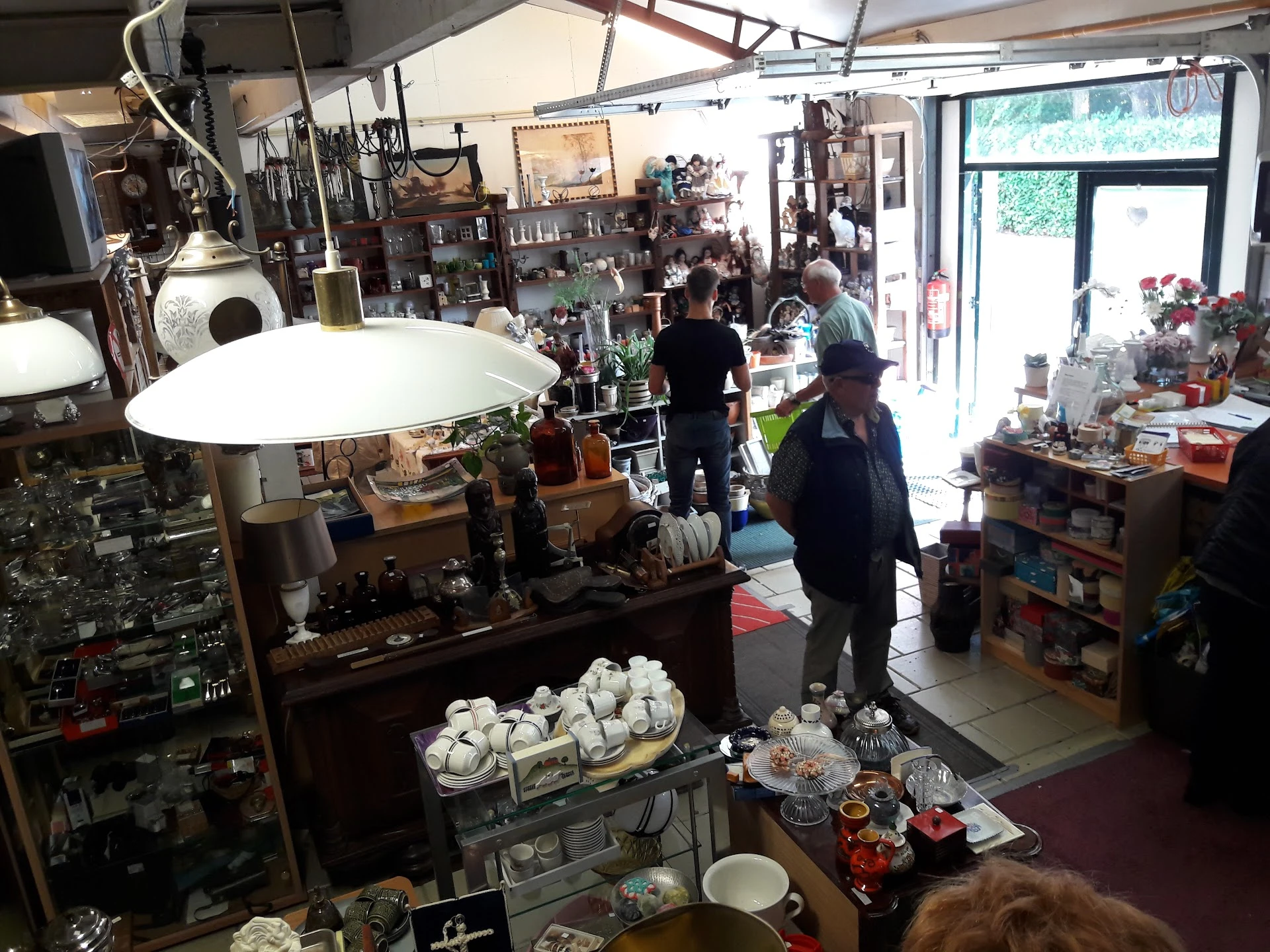 thrift Jan Vink Foundation in Sint-Michielsgestel met tweedehands meubels en kleding