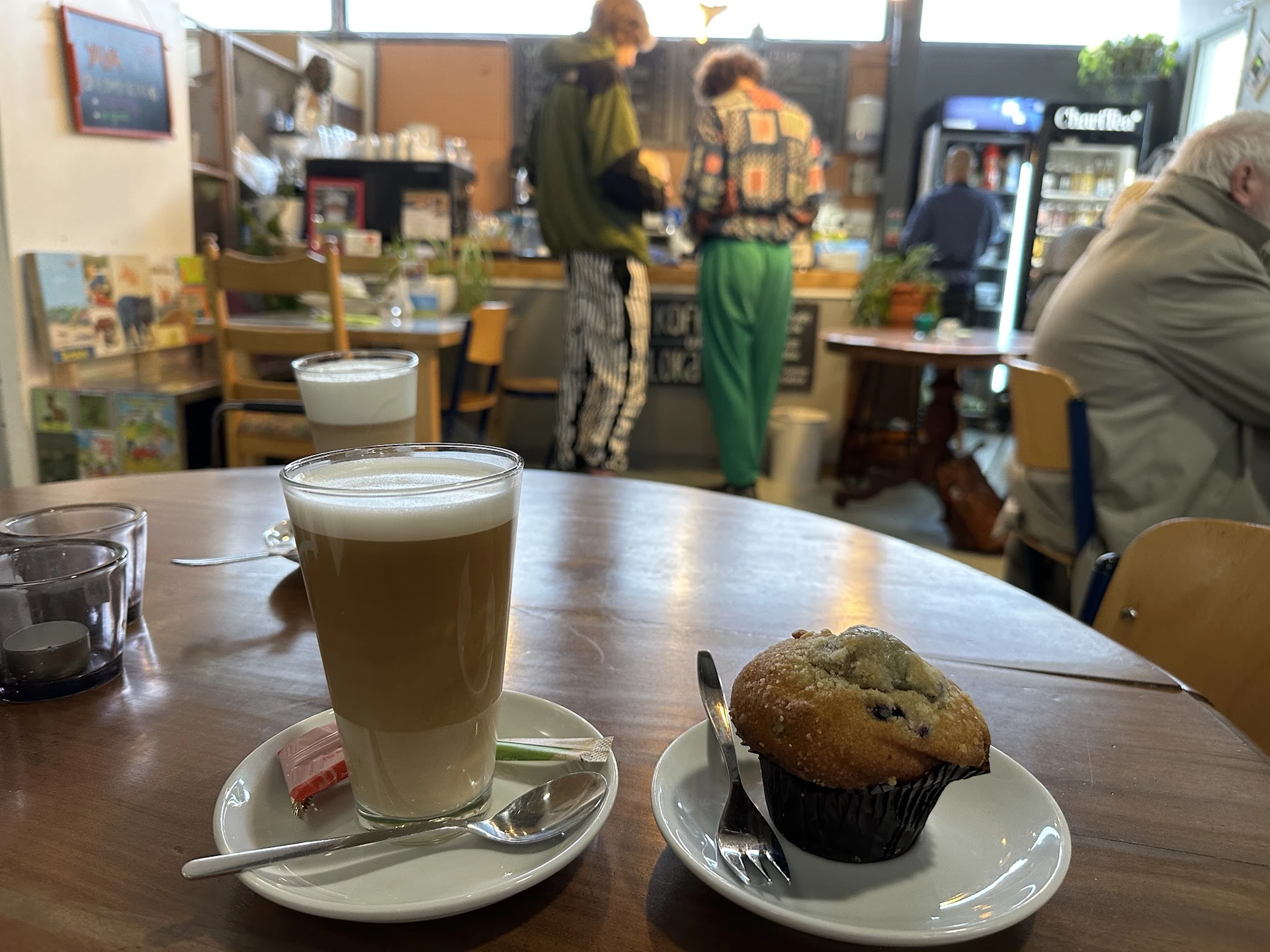 Koffie en muffin op tafel in de koffiehoek van de winkel